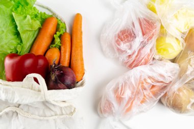 Sıfır atık kavramı. Sebze dokuma çuval içinde. Dokuma çanta vs plastik torbalar.