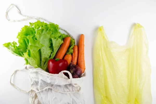ゼロ廃棄物の概念 不織布の袋に野菜 不織布バッグ対ビニール袋 — ストック写真