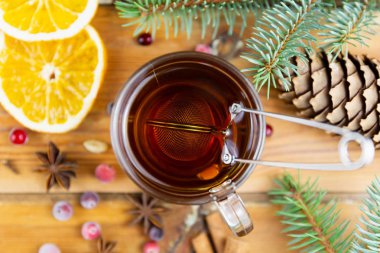 Ahşap arka planda tarçınlı ve baharatlı Noel içeceği. Sıcak kış içeceği