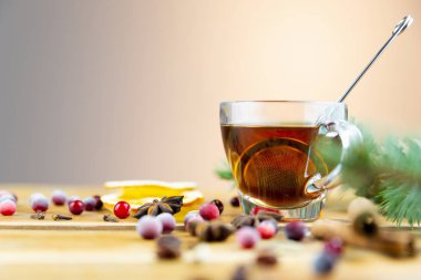 Ahşap arka planda tarçınlı ve baharatlı Noel içeceği. Sıcak kış içeceği