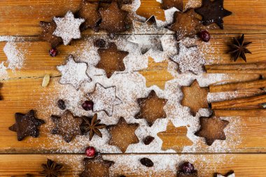 Noel kurabiyeleri ve şenlikli süslemeler