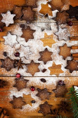 Noel kurabiyeleri ve şenlikli süslemeler