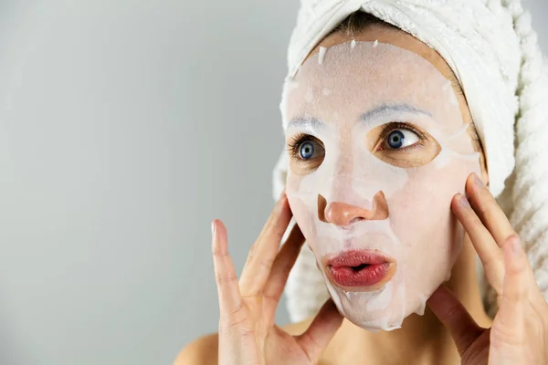 Beautiful Women Applying Facial Mask Moisturizer — Stock Photo, Image