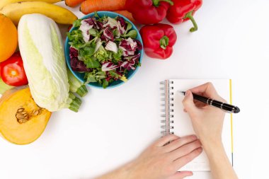 Sebze diyeti beslenme ve ilaç konsepti. Beslenme uzmanı sağlıklı sebze diyeti sunuyor.