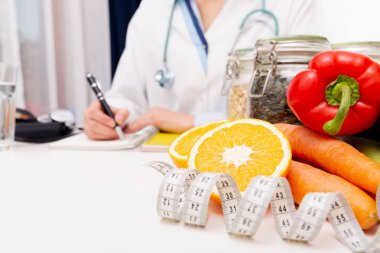 Sebze diyeti beslenme ve ilaç konsepti. Beslenme uzmanı sağlıklı sebze diyeti sunuyor.