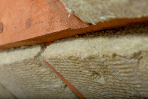 Mann Installiert Wärmedämmschicht Auf Dem Dach Mit Mineralwollplatten Dachgeschosssanierung Und — Stockfoto