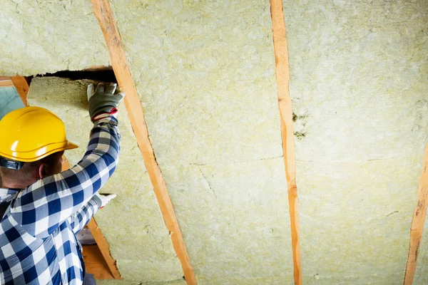Mann Installiert Wärmedämmschicht Auf Dem Dach Mit Mineralwollplatten Dachgeschosssanierung Und — Stockfoto