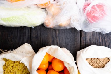 Taze sebze ve meyve sebze plastik torbalarda karşı Eko pamuk torbalarda. Atık kavramı zero - plastik torbalar veya çoklu kullanım Çantalar kullanın. Sıfır atık, yeşil ve bilinçli yaşam kavramı