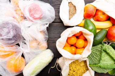 Taze sebze ve meyve sebze plastik torbalarda karşı Eko pamuk torbalarda. Atık kavramı zero - plastik torbalar veya çoklu kullanım Çantalar kullanın. Sıfır atık, yeşil ve bilinçli yaşam kavramı