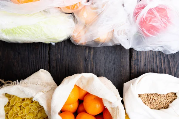 Färska Grönsaker Och Frukt Eco Bomull Väskor Mot Grönsaker Plastpåsar — Stockfoto