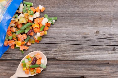 Dondurulmuş sebzeler bir plastik torba. Sağlıklı gıda depolama kavramı.