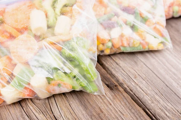 Fagyasztott Zöldség Egy Műanyag Zacskóba Egészséges Élelmiszer Tárolására Koncepció — Stock Fotó