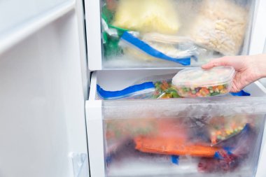 Dondurulmuş sebzeler bir plastik torba. Sağlıklı gıda depolama kavramı.