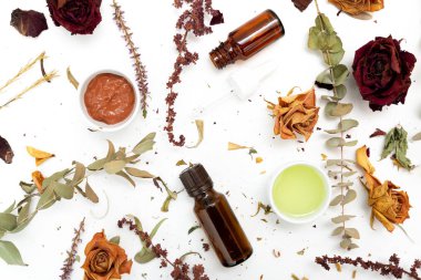 Aromatik botanik kozmetik. Kurutulmuş bitkiler çiçek karışımı, yüz çamuru maskesi, yağlar, sürtünme fırçası. Holistik bitkisel cilt bakımı.