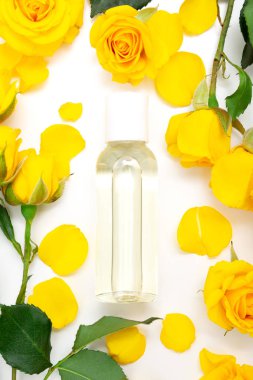 Aromatik botanik kozmetik. Sarı yaprakları, gül çiçeği, şişe uçucu yağ, gül suyu ile Cilt Bakımı ev spa tedavi.
