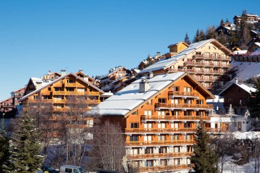 Karla kaplı cottages adlı Fransız Alps, Les3vallees. Dağlarda kayak