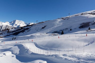 Alps, Fransa 'daki kayak merkezinde bayır. Güneşli kış günü. Kış tatili