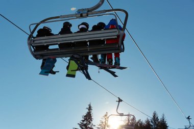 kayakçı ve Snowboard düşkünleri teleferik Dağı'nda kış tatili mavi gökyüzünde karşı Tarih