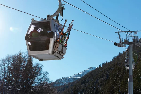 Cable Car Het Skigebied Frankrijk Prachtige Winterlandschap Sneeuw Bedekt Bergen — Stockfoto