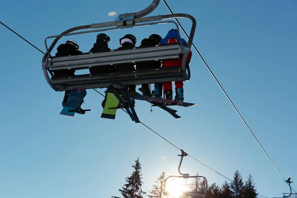 Skiërs Snowboarders Skilift Tegen Blauwe Hemel Bergen Vakantie — Stockfoto