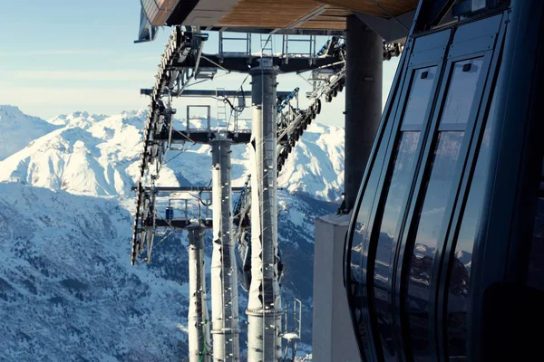 Seilbahn Auf Das Skigebiet Frankreich Wunderschöne Winterlandschaft Und Schneebedeckte Berge — Stockfoto