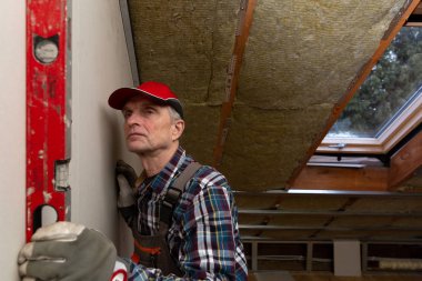 İç alçıpana karşı adam tutuyor. Tavan arası yalıtımı ve yenileme