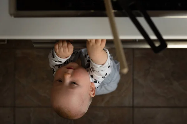 स्वयंपाकघरात इलेक्ट्रिक स्टोव्हसह खेळत लहान मुलगा — स्टॉक फोटो, इमेज