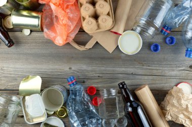 Kavramı yeniden geri dönüşüm plastik, cam, metal ve kağıt çöp