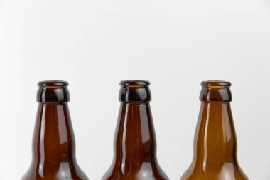 Boş bira şişeleri. Cam konsepti geri dönüşümü