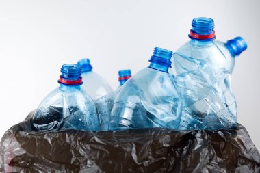 plastik şişe maden suyu ile kompozisyon. plastik atıklar