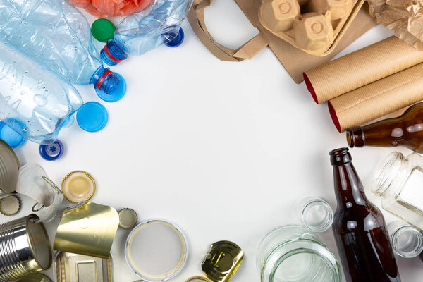 Пластиковые, стеклянные, металлические и бумажные мусор для переработки концепции ре
