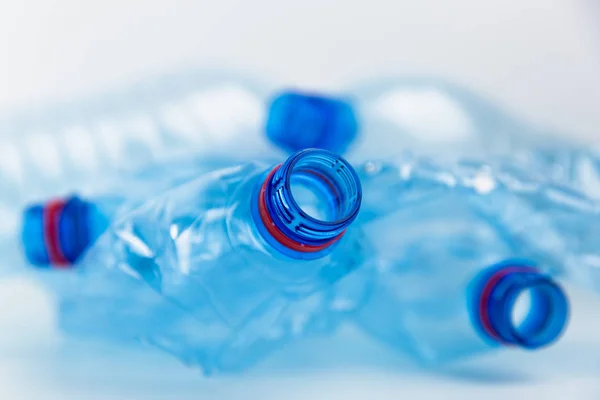 Composición con botellas de plástico de agua mineral. Residuos plásticos — Foto de Stock