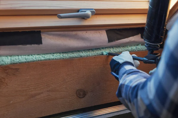 Aislamiento de ventana de espuma en la construcción de madera. Construyendo una eco-h —  Fotos de Stock