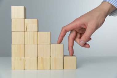 Kadınlar parmak yürüyüş merdivenleri gibi yığılmış ahşap blok ver. Busi