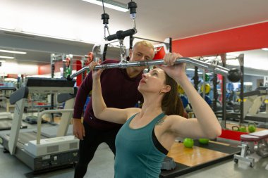 Genç güzel kadın kişisel antrenör ile yapıyor. Sen