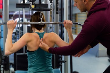 Genç güzel kadın kişisel antrenör ile yapıyor. Sen