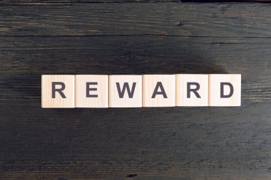 Tahta bir küpte kelime geri alınıyor. Risk ve ödül kavramı