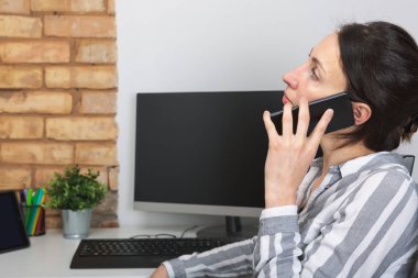 Genç office kadın birine cep telefonu üzerinde söz