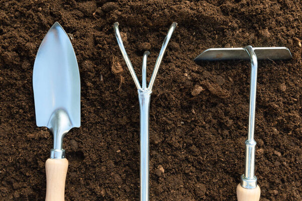 Садовые инструменты на почвенном фоне. Весенний сад
