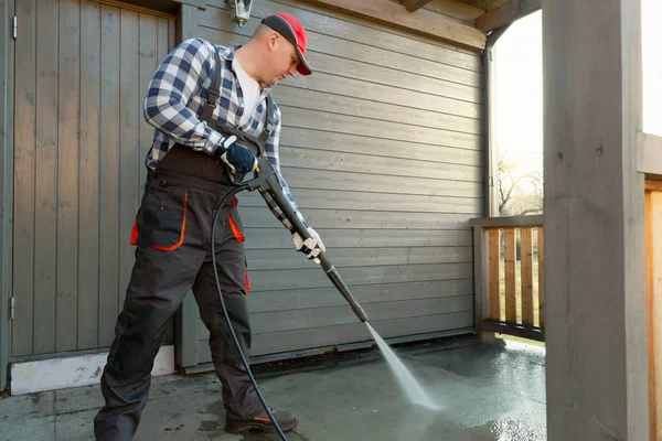 Man is het schoonmaken van terras met een hoge temperatuur drukreiniger — Stockfoto