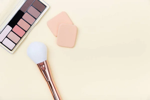 Pynte kosmetikk, sminkeprodukter og børster på lys rosa – stockfoto