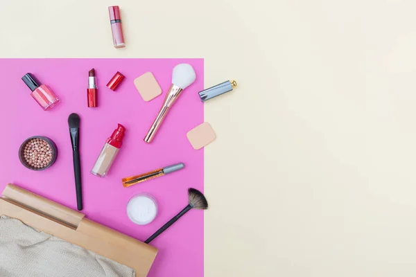 Cosmética decorativa, productos de maquillaje y pinceles sobre fondo rosa — Foto de Stock