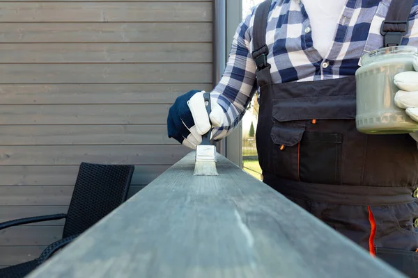 Pintando grades terraço, melhoria da casa, obras de jardim. — Fotografia de Stock