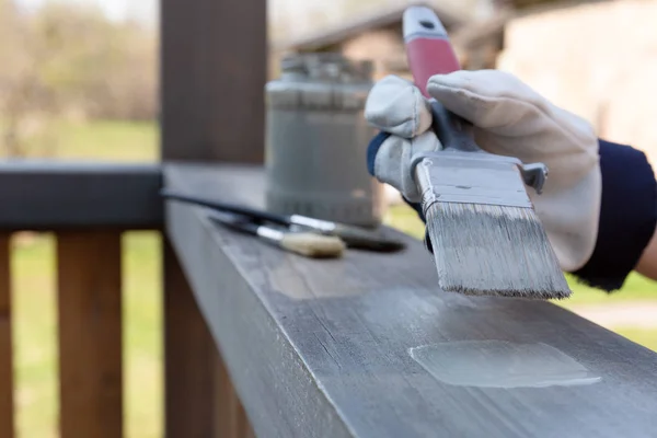 Pintura barandillas terraza, mejoras para el hogar, obras de jardín. — Foto de Stock