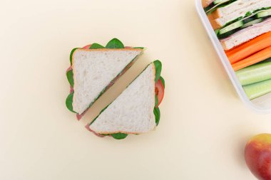 Sağlıklı beslenme çantasında sandviç yiyor.