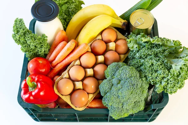 Färska hälsosamma livsmedel och grönsaker från Supermarket i grönt — Stockfoto