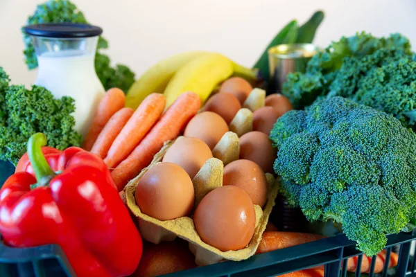 Färska hälsosamma livsmedel och grönsaker från Supermarket i grönt — Stockfoto