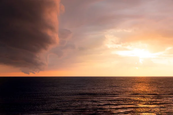 Dramatische Szene bei Sonnenuntergang im Meer. Meer und Himmel Sonnenuntergang Landschaft — Stockfoto