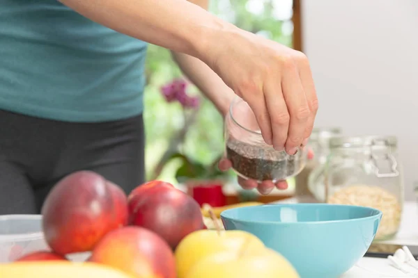 Mujer preparando desayuno saludable fitness: avena con plátanos , — Foto de Stock