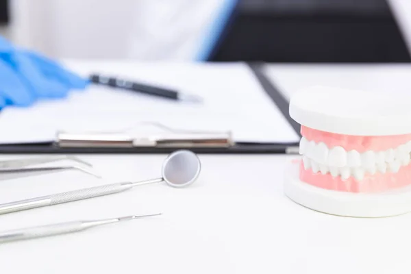 Modelo de dentes ortodônticos e ferramentas odontológicas profissionais no ta — Fotografia de Stock